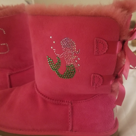 Double Bow Hot Pink kids  UGGs customized with mermaid and G initial. Size 5 - Picture 5 of 8